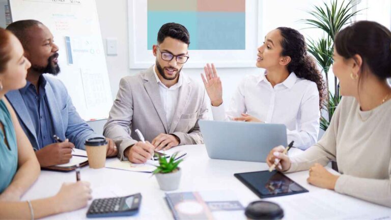 Les membres d'une agence Seo en réunion